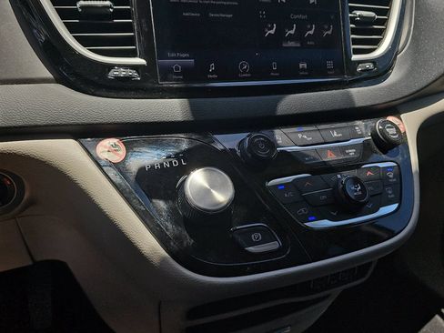 Used 2024 Chrysler Pacifica Touring-L FWD image 23