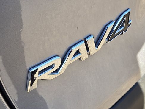 Used 2021 Toyota RAV4 XLE Premium image 13