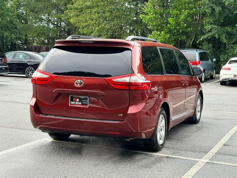 Used 2017 Toyota Sienna LE w/ Protection Package FWD image 5