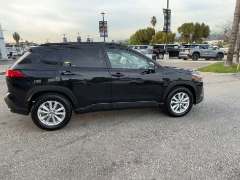 Used 2025 Toyota Corolla Cross LE image 9