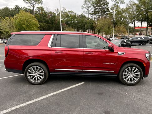 Used 2021 GMC Yukon XL Denali w/ Denali Premium Package image 10