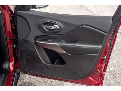 Used 2019 Jeep Cherokee Limited image 16