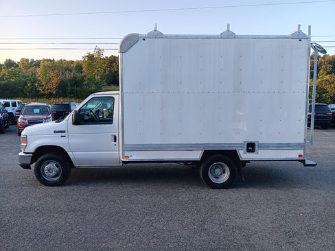 Used 2014 Ford E-350 and Econoline 350 Super Duty RWD image 2