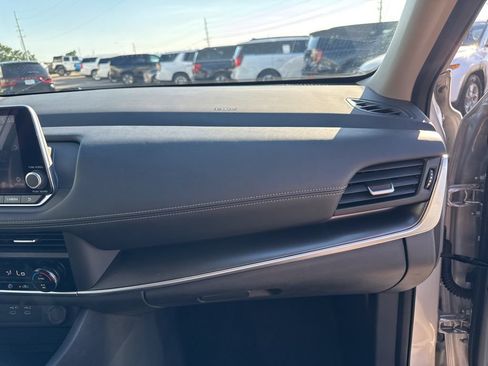 Used 2025 Nissan Rogue SV FWD image 16