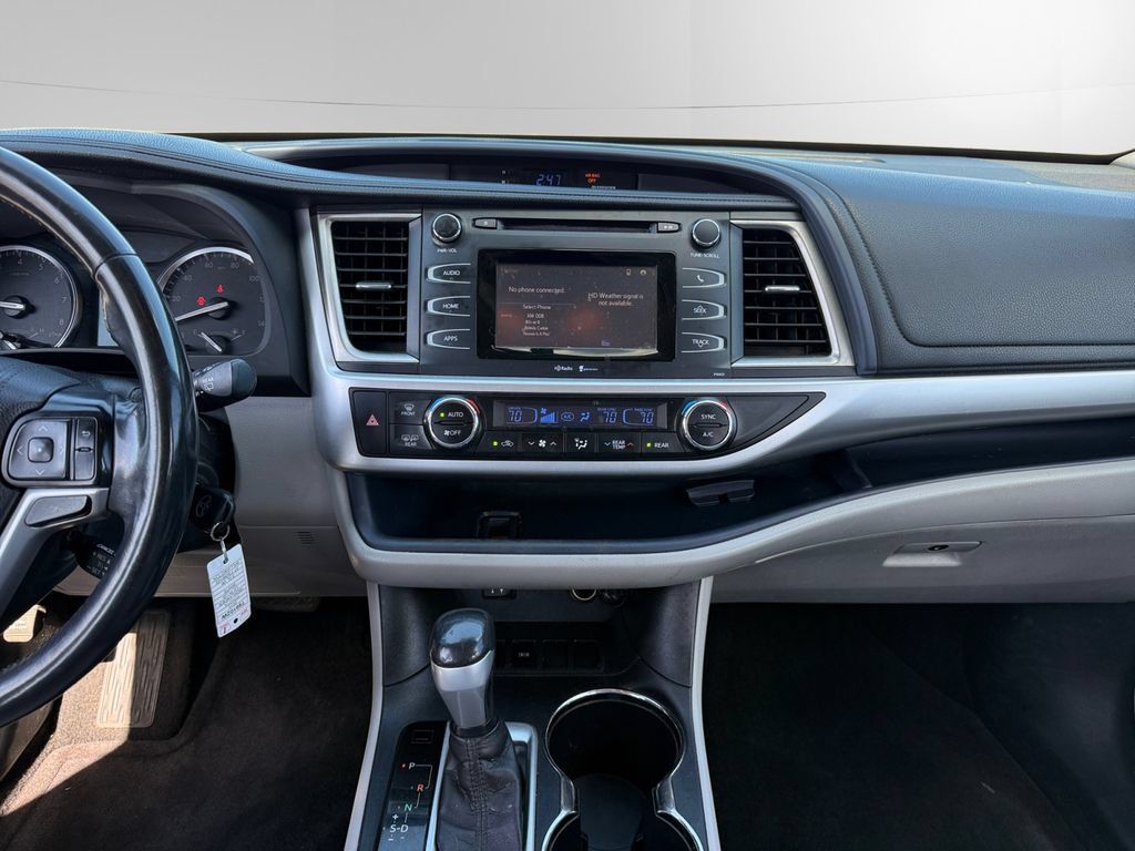 Used 2015 Toyota Highlander Plus FWD image 11