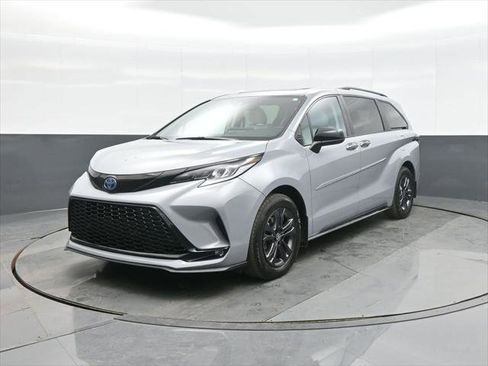 Certified 2025 Toyota Sienna XSE w/ XSE Plus Package AWD/4WD image 5