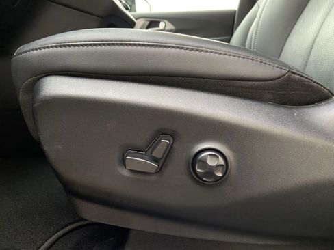 Used 2025 Chrysler Pacifica Select FWD image 12