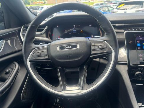 Used 2022 Jeep Grand Cherokee Altitude AWD/4WD image 12