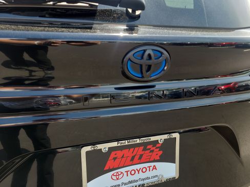 Certified 2025 Toyota Sienna XLE Woodland Edition AWD/4WD image 30