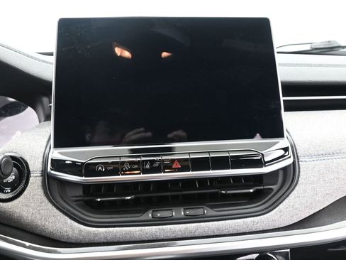 Used 2024 Jeep Compass Latitude image 19