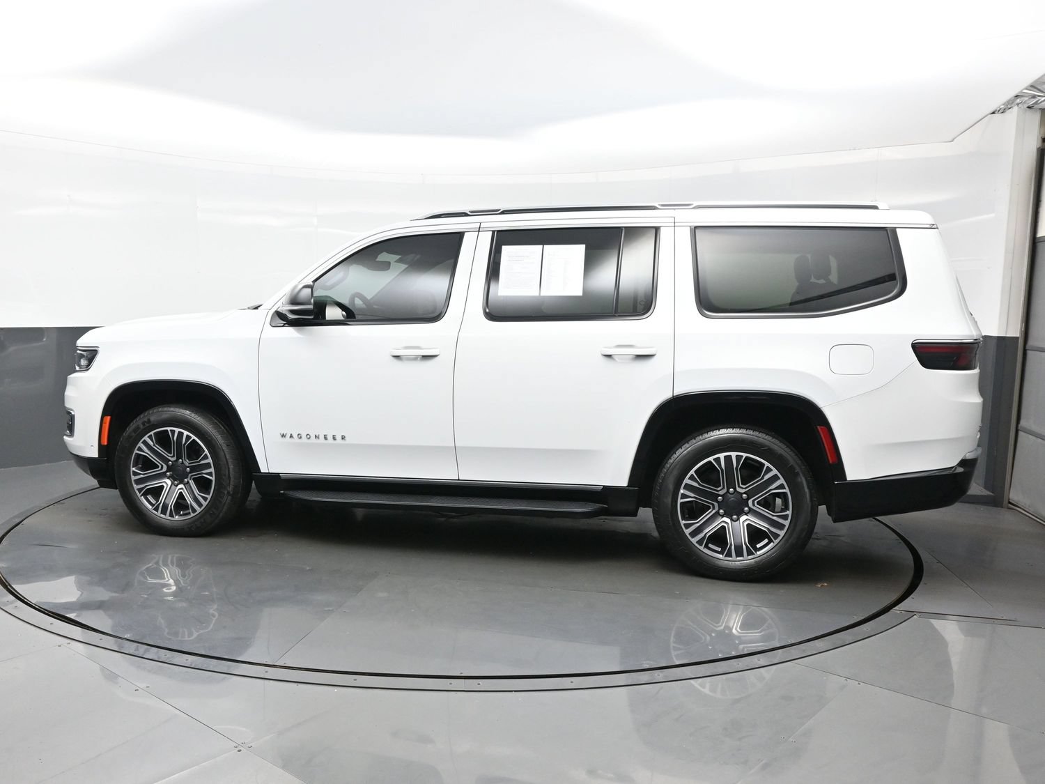 Used 2023 Jeep Wagoneer Series II AWD/4WD image 4