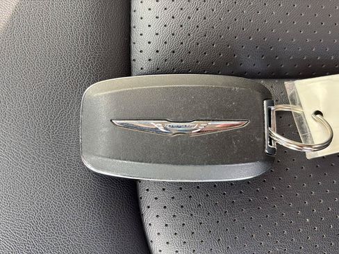Used 2024 Chrysler Pacifica Limited FWD image 36