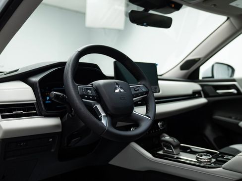 New 2025 Mitsubishi Outlander SE image 5