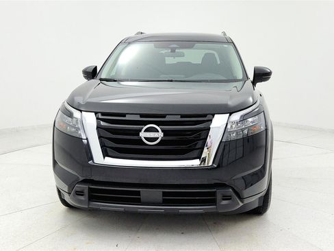Used 2024 Nissan Pathfinder SV image 2