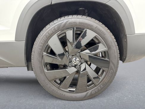 Used 2024 Volkswagen Taos SEL image 28
