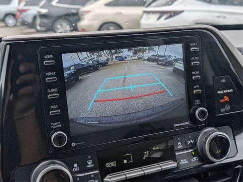 Used 2020 Toyota Highlander L image 24