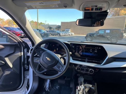 Used 2025 Chevrolet Trax LT image 30
