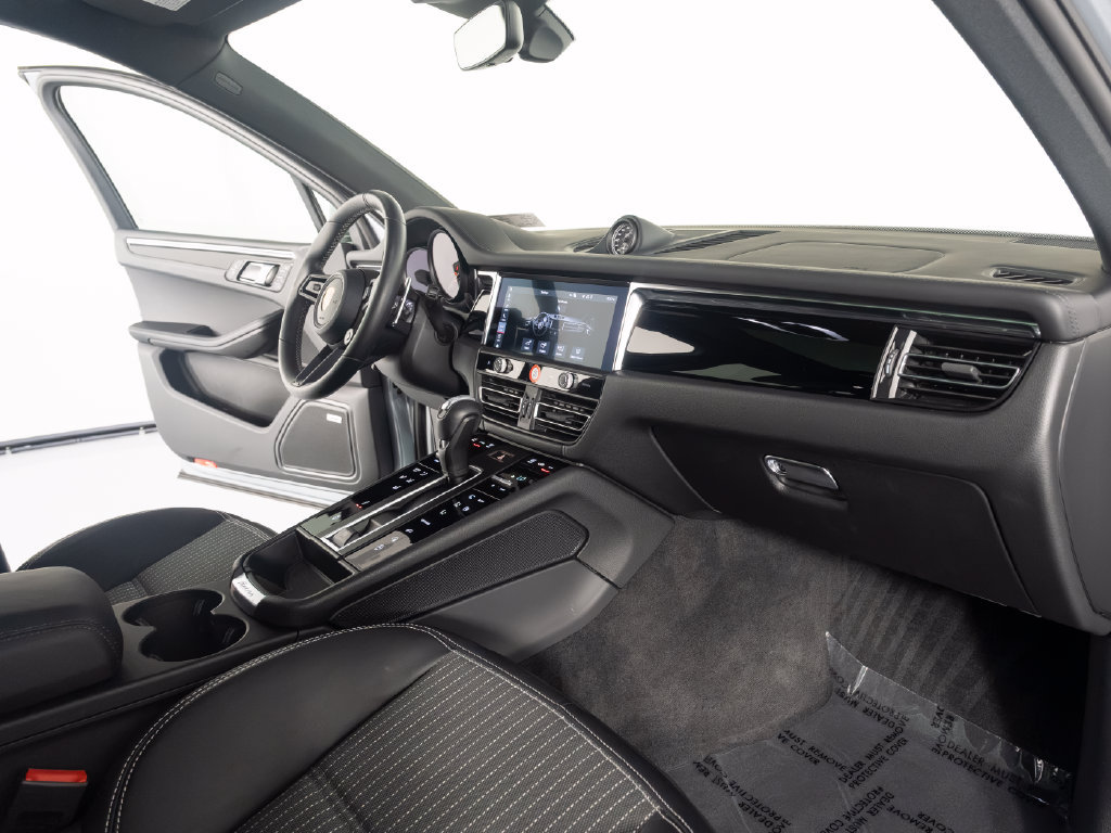 Certified 2026 Porsche Macan Turbo AWD/4WD image 35