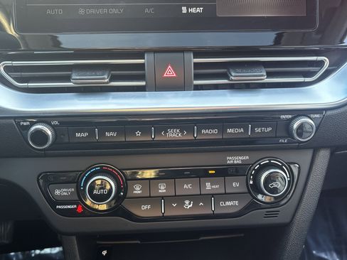 Used 2020 Kia Niro EX Premium w/ Cold Weather Package image 19