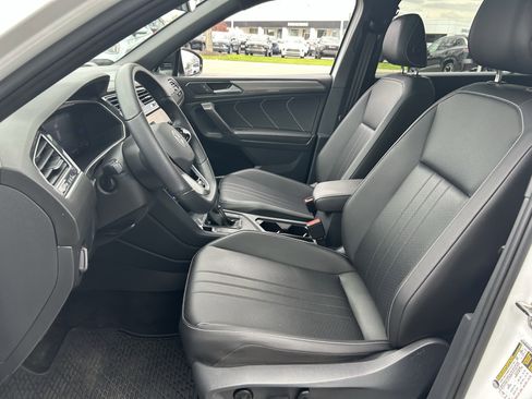 Certified 2022 Volkswagen Tiguan SE R-Line image 22