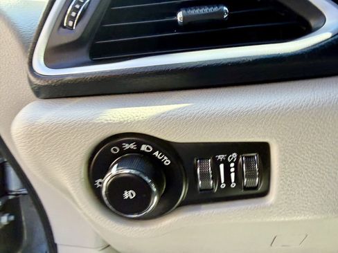 Used 2019 Chrysler Pacifica Touring-L FWD image 21