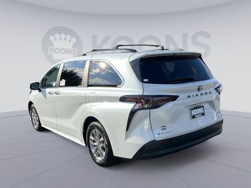 Used 2025 Toyota Sienna XLE AWD/4WD image 4