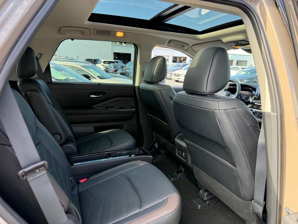 Used 2024 Nissan Pathfinder Platinum w/ Lighting Package (N93) AWD/4WD image 11