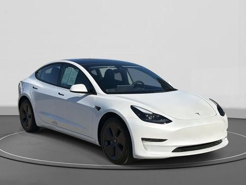 Used 2023 Tesla Model 3 Standard Range image 3