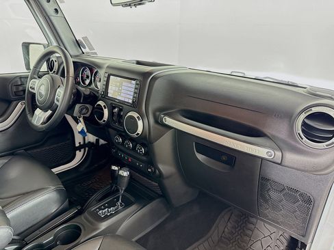 Used 2017 Jeep Wrangler Unlimited Rubicon image 34