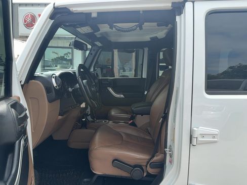 Used 2015 Jeep Wrangler Unlimited Sahara w/ Connectivity Group AWD/4WD image 9