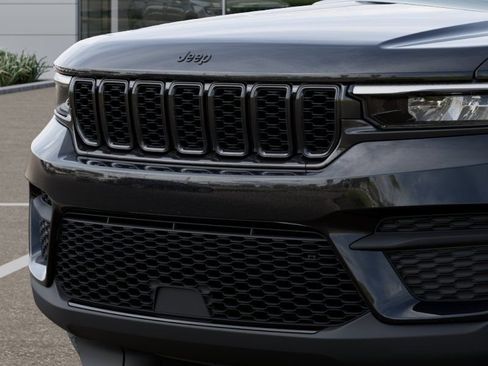 New 2025 Jeep Grand Cherokee Altitude AWD/4WD image 11