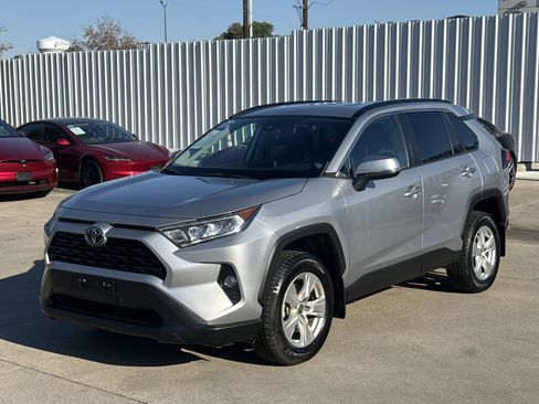 Used 2021 Toyota RAV4 XLE AWD/4WD image 3