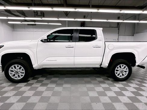 Used 2025 Toyota Tacoma SR5 AWD/4WD image 14