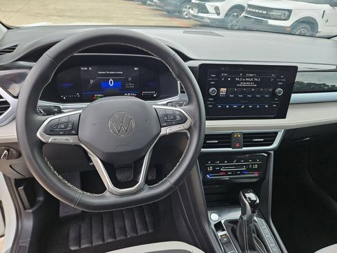 Used 2025 Volkswagen Taos SE AWD/4WD image 17