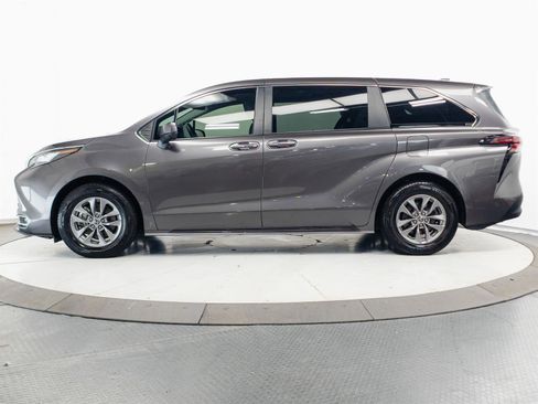 Used 2022 Toyota Sienna XLE AWD/4WD image 9