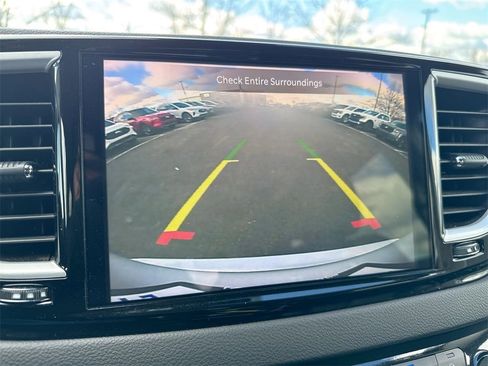 Used 2024 Chrysler Pacifica Touring-L image 15