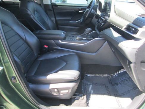 Used 2023 Toyota Highlander XLE AWD/4WD image 15