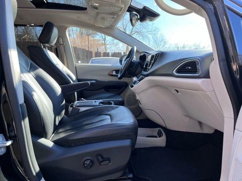 Used 2018 Chrysler Pacifica Touring-L Plus w/ Advanced Safetytec Group image 14