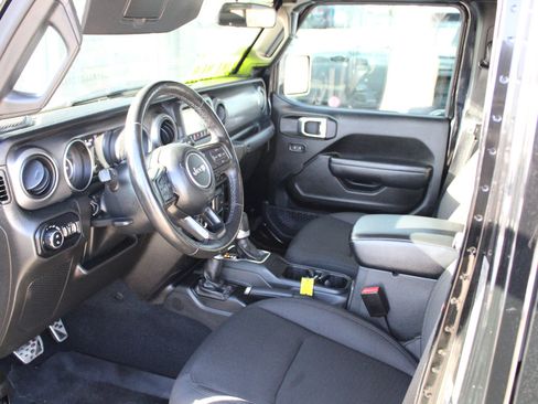 Certified 2022 Jeep Gladiator Willys image 38