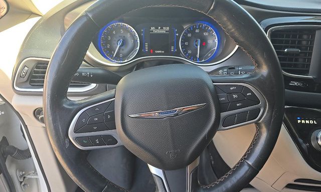 Used 2020 Chrysler Pacifica Touring-L FWD image 9