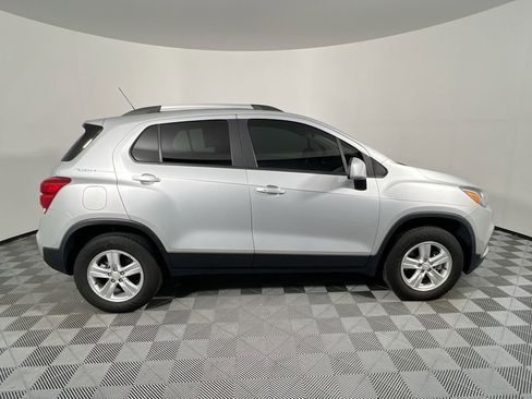 Used 2022 Chevrolet Trax LT w/ LT Convenience Package image 2