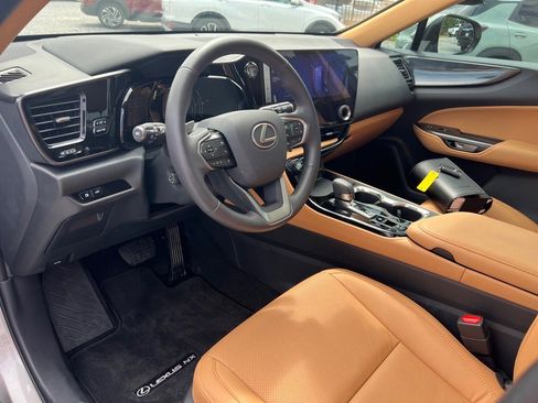 Used 2025 Lexus NX 250 FWD w/ Premium Package image 8