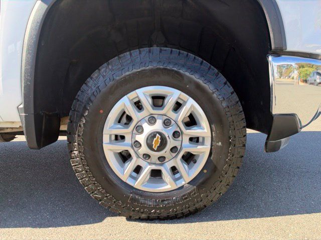 Used 2025 Chevrolet Silverado 2500 LT w/ Convenience Package AWD/4WD image 4