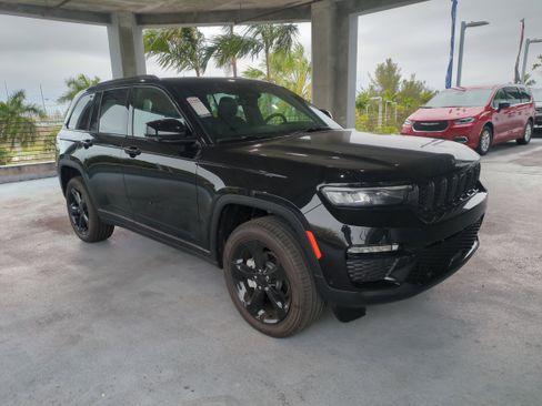 New 2025 Jeep Grand Cherokee Limited w/ Luxury Tech Group II image 2