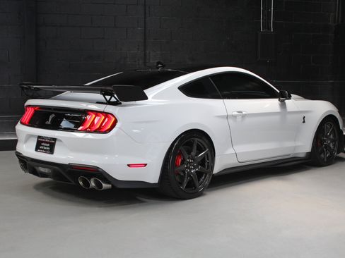 Used 2021 Ford Mustang Shelby GT500 w/ Carbon Fiber Track Pack RWD image 24