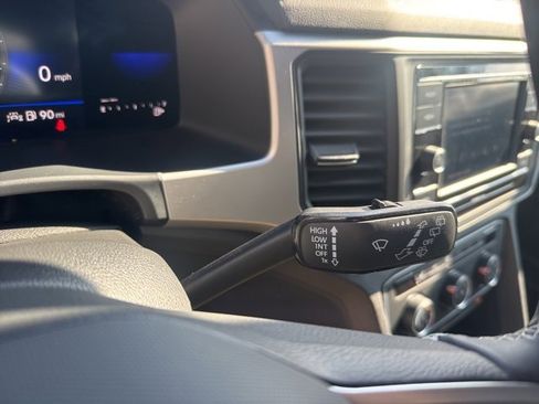 Used 2023 Volkswagen Atlas Cross Sport SE image 19