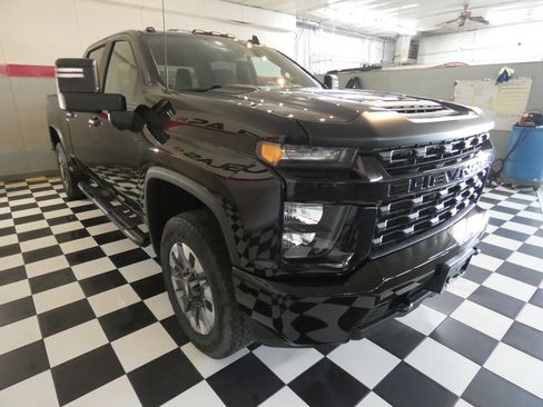Used 2021 Chevrolet Silverado 2500 Custom w/ Custom Value Package image 3