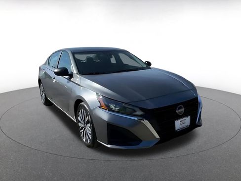 Used 2025 Nissan Altima 2.5 SV image 3