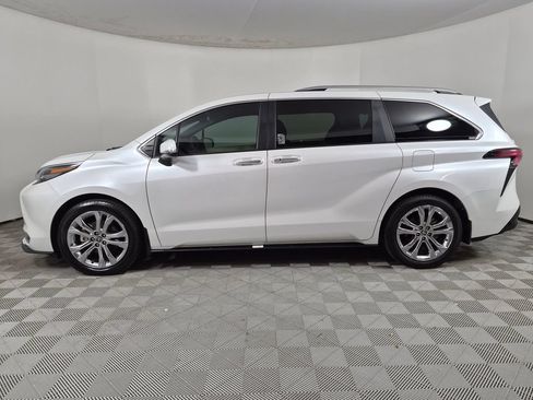 Used 2024 Toyota Sienna Platinum FWD image 6