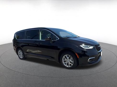 Used 2024 Chrysler Pacifica Touring-L FWD image 2